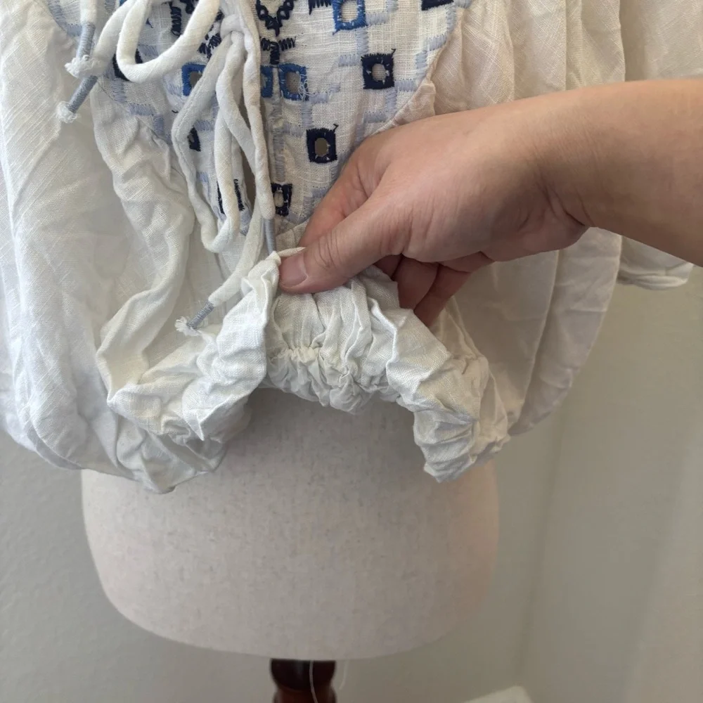 Free People Joni embroidered crop top size Medium‎ linen blend